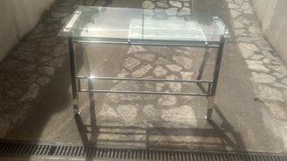 Mesa de cristal y metal plateada
