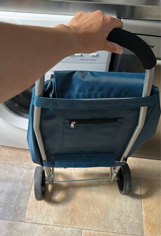 Carrito de compras azul con ruedas