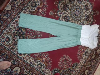 Mono verde y blanco mujer