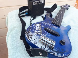 Pack Guitarra Eléctrica Infantil PlayOn + Mini Amp