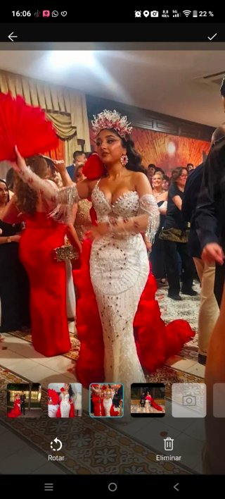 Vestido de Novia Blanco con Detalles Rojos