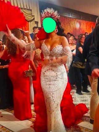 Vestido de Novia Blanco con Detalles Rojos