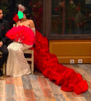 Vestido de Novia Blanco con Detalles Rojos