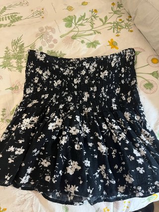 Falda pantalón negra con flores blancas