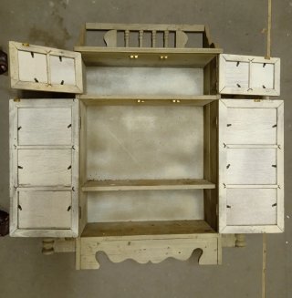 Mueble alacena de madera y marquetería