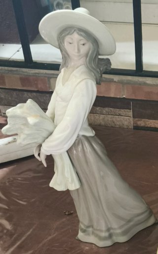 Figura de porcelana mujer con sombrero