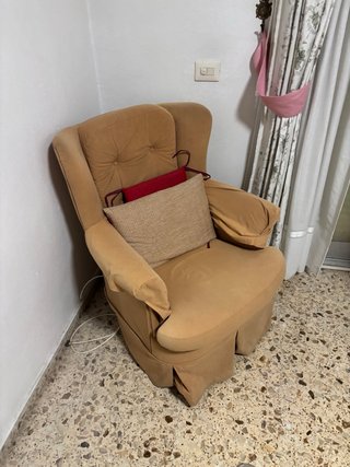Sillón de tela beige y rojo