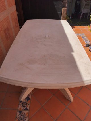 Mesa de jardín y 6 sillas de plástico