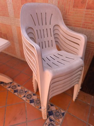 Mesa de jardín y 6 sillas de plástico
