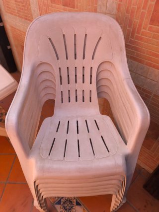 Mesa de jardín y 6 sillas de plástico