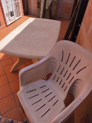 Mesa de jardín y 6 sillas de plástico