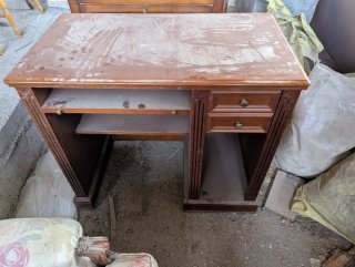 Mesa de ordenador clasica de madera