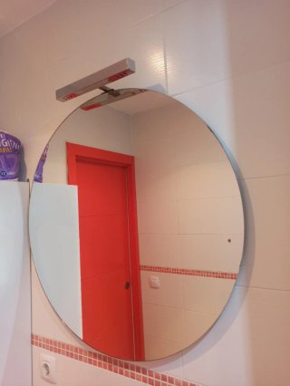 Mueble de baño con encimera naranja