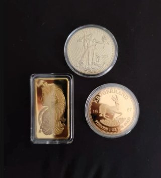Colección de monedas y lingote