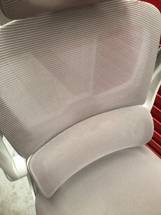 Silla ergonómica gris seminueva