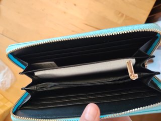 Cartera azul con perlas y cierre