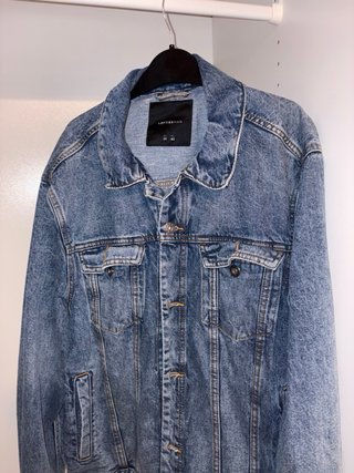 Chaqueta vaquera con capucha gris