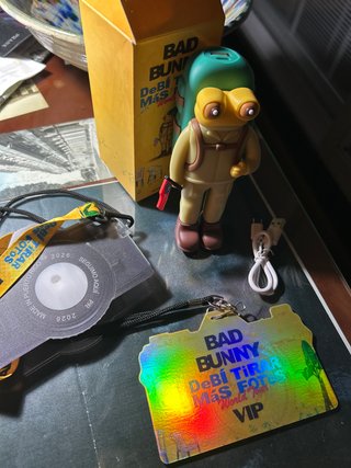 Lote Bad Bunny: Figura, Caja, VIP, Carga, cámara