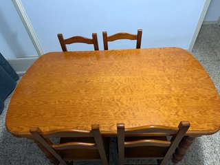 Mesa de comedor con 4 sillas