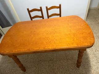 Mesa de comedor con 4 sillas