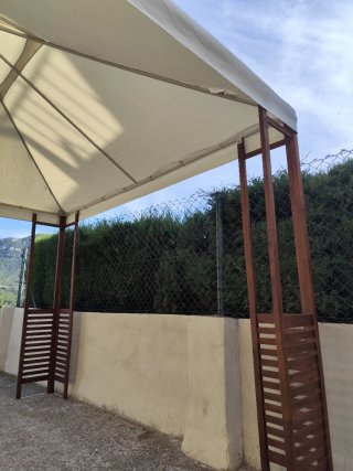 Pérgola de madera y tela