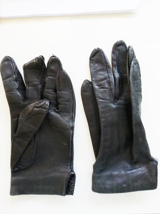 Guantes de piel negros