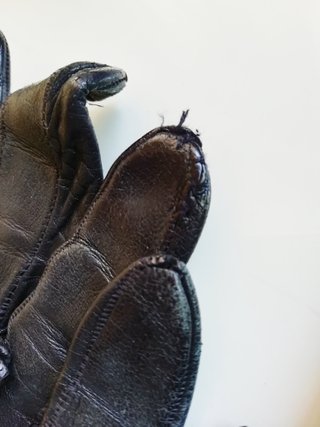 Guantes de piel negros