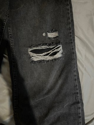 Pantalones grises rasgados