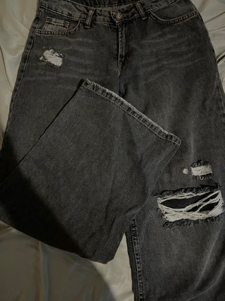 Pantalones grises rasgados