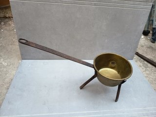 Cazo antiguo de latón l con soporte