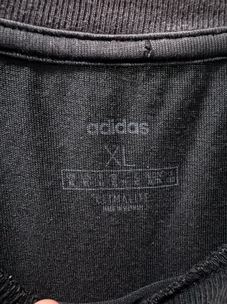 T-shirt Adidas nera con maxi logo grafico - XL