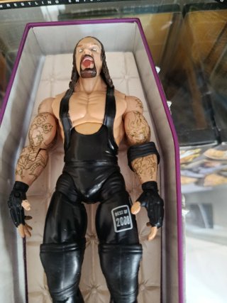 Figura Undertaker con ataúd WWE