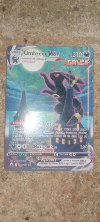 Carta Pokémon Umbreon VMAX evolucióna de umbreonV