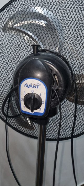 Ventilador de pie negro y plateado