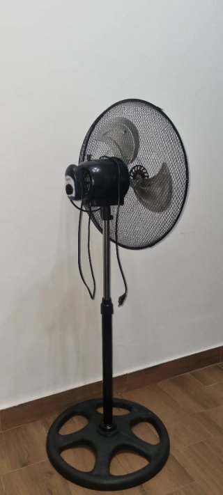 Ventilador de pie negro y plateado