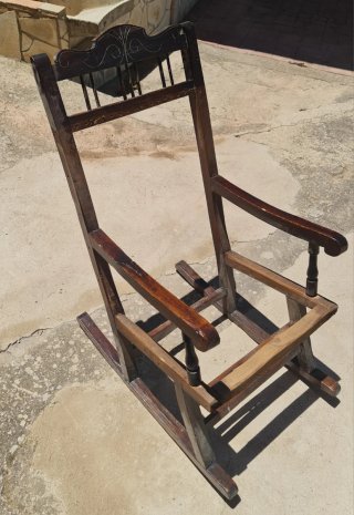 Mecedora antigua de madera