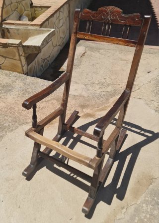 Mecedora antigua de madera