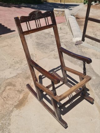 Mecedora antigua de madera