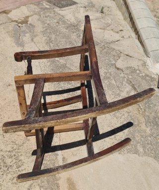 Mecedora antigua de madera