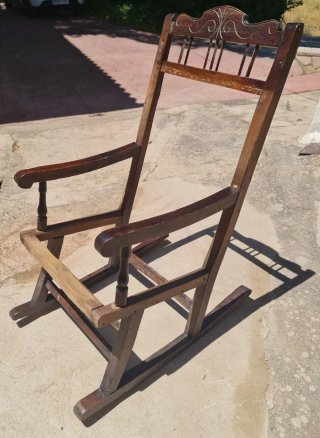 Mecedora antigua de madera