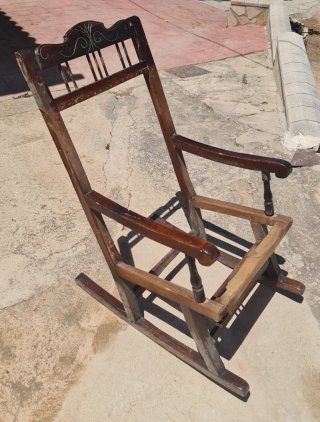 Mecedora antigua de madera