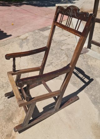 Mecedora antigua de madera