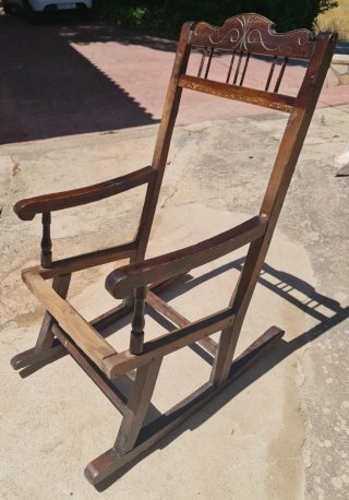 Mecedora antigua de madera