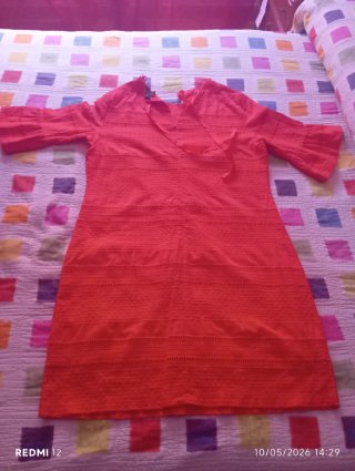 Vestido naranja con volantes y camisa