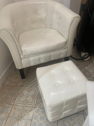 Sillón y reposapies estilo retro vintage