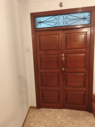 Portón de entrada de madera