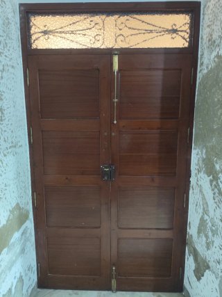 Portón de entrada de madera