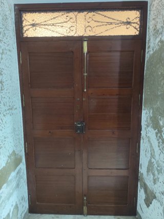 Portón de entrada de madera