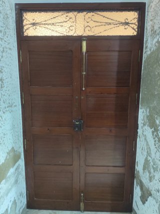 Portón de entrada de madera