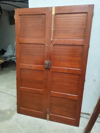 Portón de entrada de madera